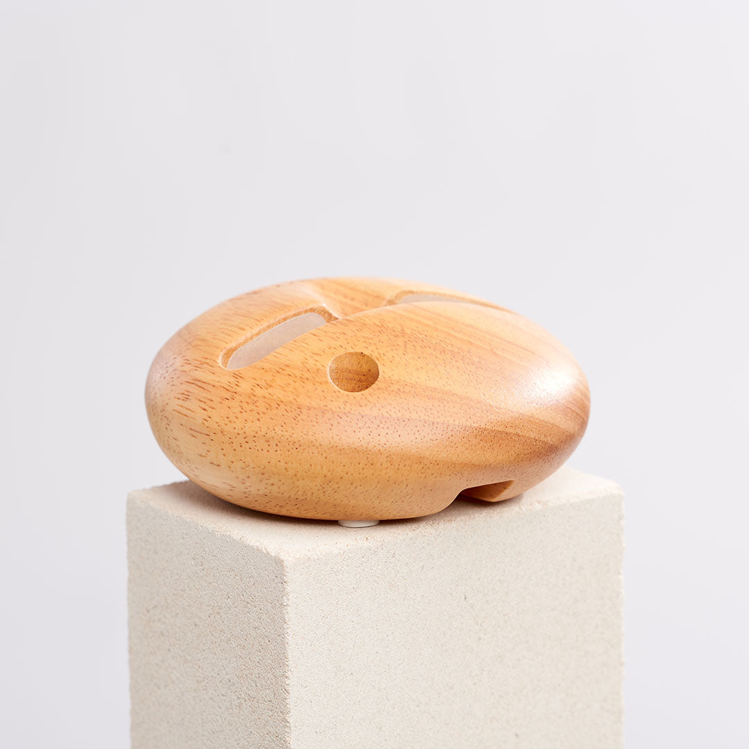 Golden Langur – Houten telefoonstandaard en versterker 